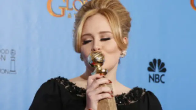ब्रितानी गायिका एडेल अपने गोल्डन ग्लेब एवॉर्ड के साथ.