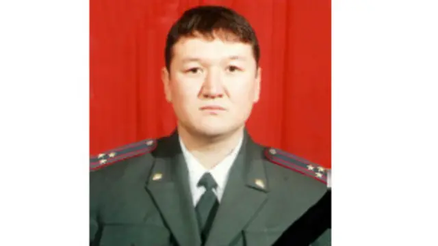 35 жаштагы милиция полковниги Толкунбек Шоноевди 2013-жылы 11-январь күнү кечинде Ошто өз үйүнүн жанынан, кызматтык автоунаасынын ичинен атып кетишкен эле. Ал Ички иштер министрлигинин уюшкан кылмыштуулукка жана коррупцияга каршы күрөшүү боюнча түштүк башкармалыгында бөлүм башчы болуп иштеп турган.