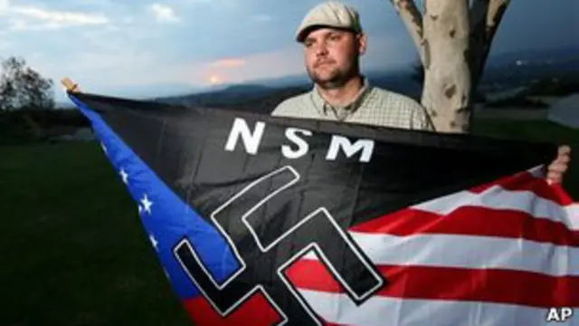 Jeff Hall con la bandera del NSM
