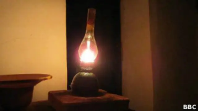 Керосиновая лампа в доме одной из жительниц таджикского кишлака