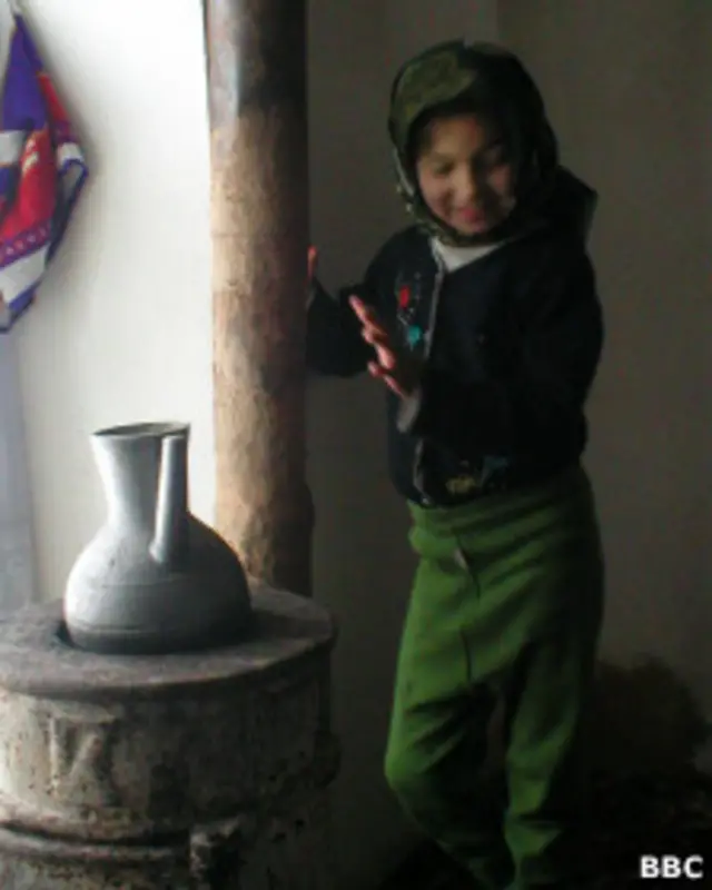 Таджикский кишлак - девочка греется у печки
