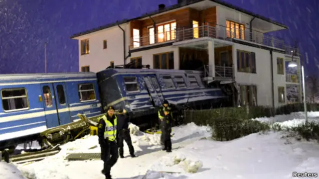 Поезд врезался в трехэтажный жилой дом