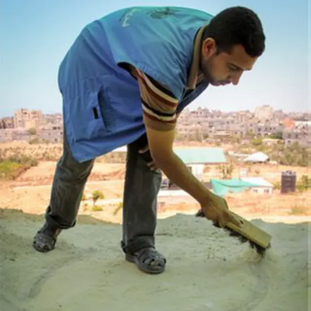 Estudiante de arqueología limpia horno antiguo