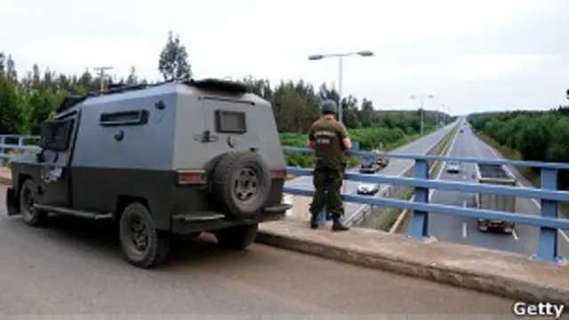 Policía en puente de Temuco
