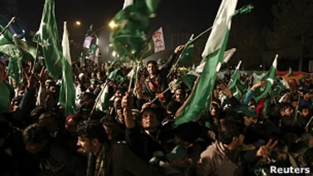 Acara Maulid Nabi antara lain diwarnai dengan pertemuan umum.