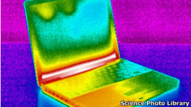 Una laptop vista con rayos termales.