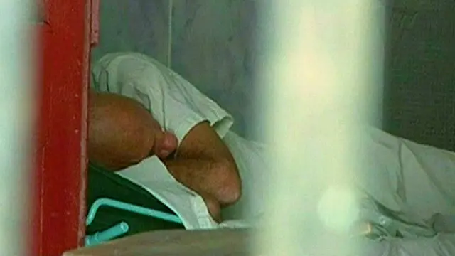 د ابو غريب روغتون يو ډاکټر وايي، هره ورځ له ۱۵۰ تر ۲۰۰ ناروغانو چې ماشومان، کشران او لويان په کې دي تداوي کوو