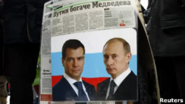 Путин и Медведев на фотографии в газетной статье