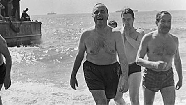 Ministro Fraga se baña en playa de Palomares