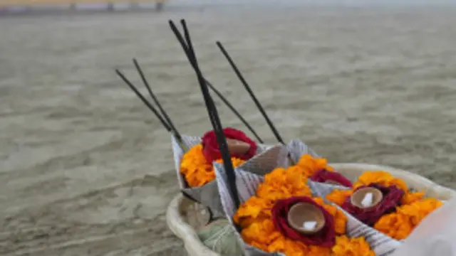 कैमरे की नज़र से ये दोना नाव जैसी दिखता है.