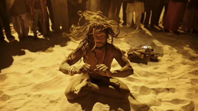 नागा साधुओं का चिलम और धुआं भी आस्था का ही एक हिस्सा लगता है.