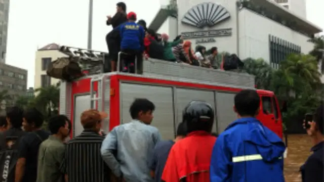 Warga dan mobil pemadam kebakaran