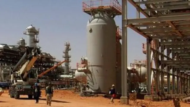 इसी स्थान पर चरमपंथियों ने कुछ लोगों को बंदी बना रखा है