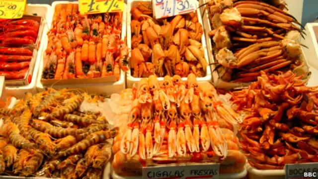 Прилавок с ракообразными на рынке