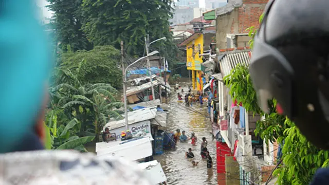Dua pengendara motor melihat lokasi banjir di wilayah Petamburan, Jakarta Pusat. 