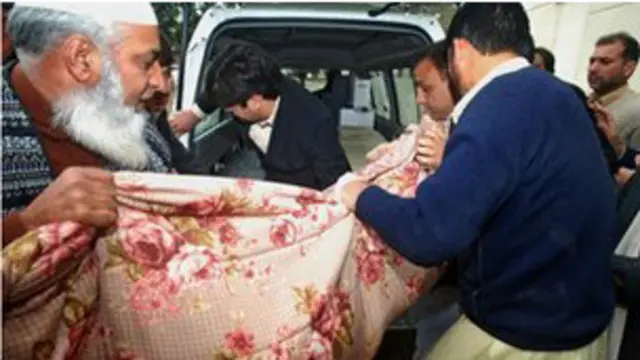 पुलिस अधिकारी राजा परवेज़ अशर्फ़ के खिलाफ भ्रष्टाचार मामले की जांच कर रहा था.