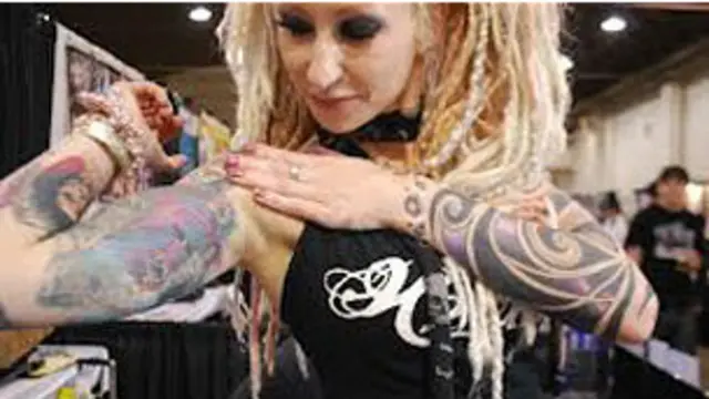 टैटू गुदवाने के दौरान संक्रामक बीमारियों का ख़तरा हो सकता है