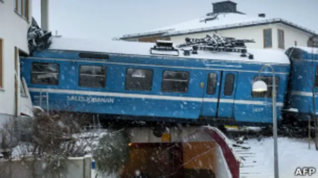 Поезд, врезавшийся в жилой дом