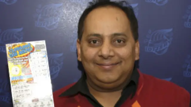 उरूज खान के कई ड्राइ क्लीनिंग स्टोर थे