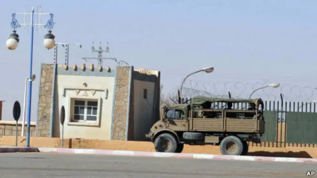 Truk tentara Aljazair di Tigantourine