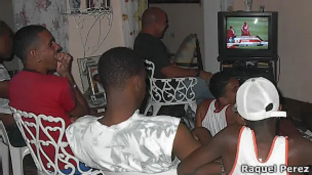 Cubanos viendo la televisión en La Habana