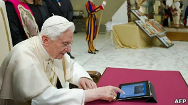 Paus mengirim pesan Twitter