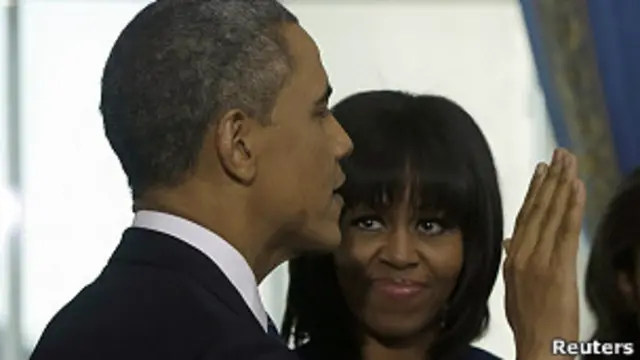 पद की शपथ लेते अमरीकी राष्ट्रपति ओबामा