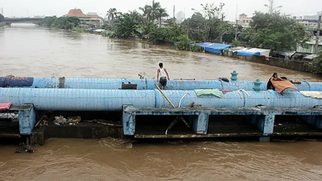 Banjir kanal barat dianggap tidak mampu menampun beban air kiriman dari hulu.