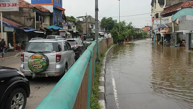Banjir memaksa transaksi bisnis dan kegiatan produksi terhenti.