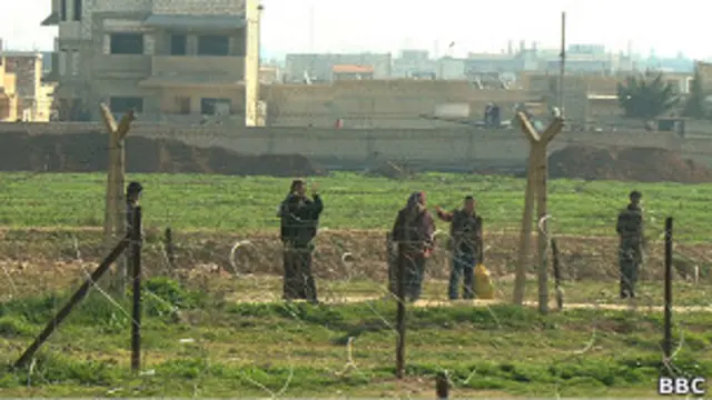 Беженцы на границе между Турцией и Сирией