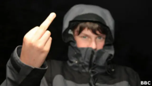 Подросток показывает большой палец