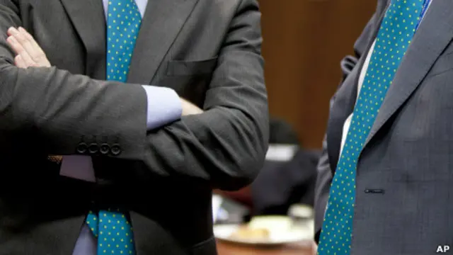 Dos individuos sin identificar durante la reunión de los ministros de finanzas de la UE en Bruselas