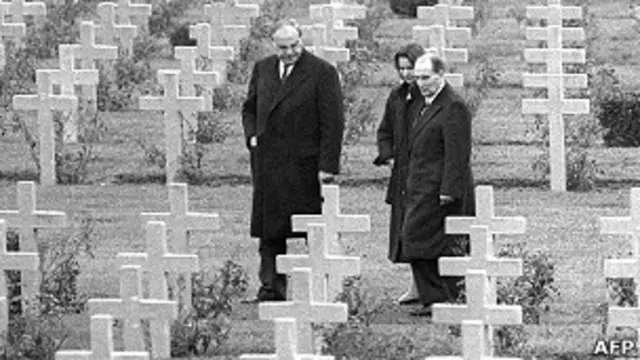 El canciller alemán Helmut Kohl y el presidente francés François Mitterrand, en otra simbólica reunión entre alemanes y franceses.