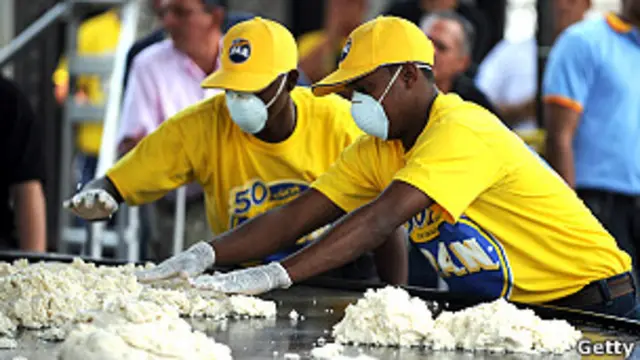 Gente fabricando arepas.