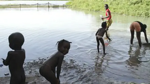Bañistas en el río Senegal
