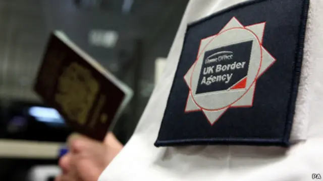 一些批評人士說，內政大臣上周的發言是在為難外國人，以取悅國內選民。