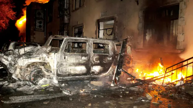 İsmayıllıda od vurulmuş qonaq evi qarşısında yanmış maşının qalıqları. Foto: Şəhla Sultanova