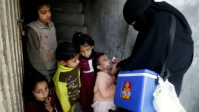 پاکستان میں پولیو ویکسین مہیا کرنے والے صحت کے اہلکاروں کو نشانہ بنایا گیا ہے