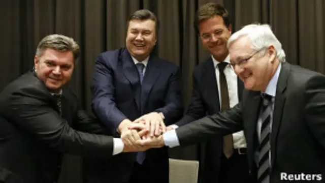 Министр Эдуард Ставицкий, президент Виктор Янукович, премьер Нидерландов Марк Рютте и глава Shell Петер Возер 