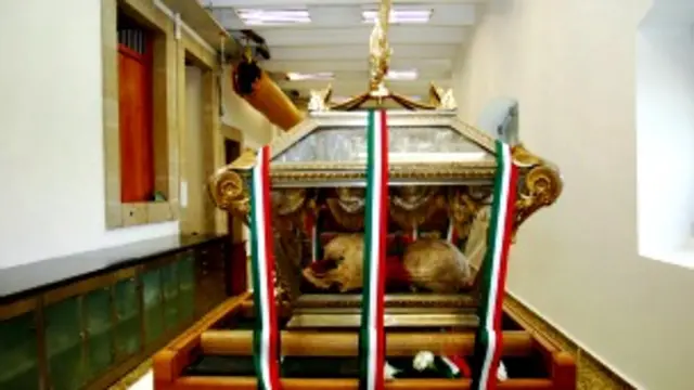 Urna con restos de héroes de la Independencia, México