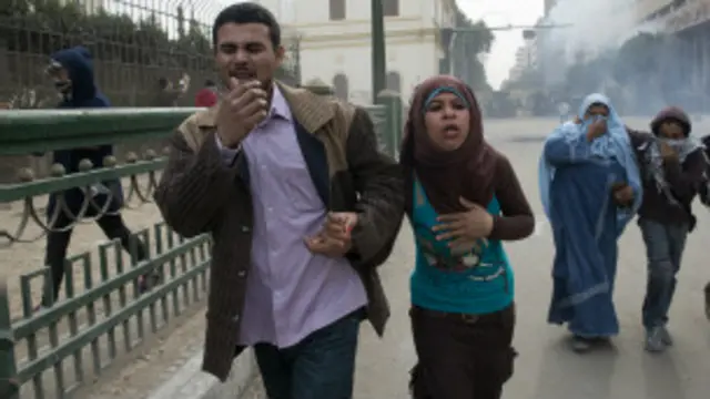 Для разгона собравшихся на площади полиция применила слезоточивый газ