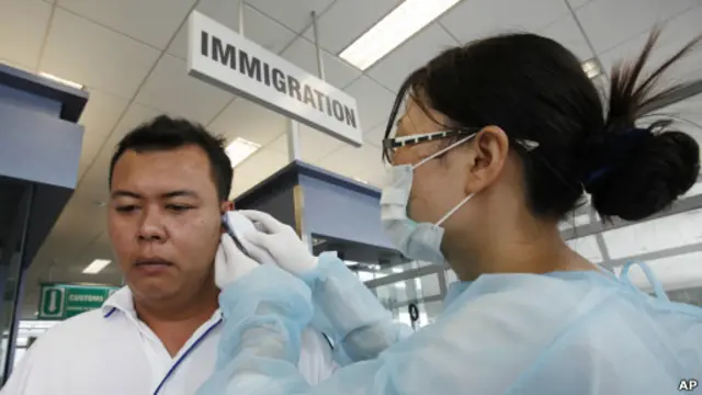 Pemeriksaan flu babi di Singapura, April 2009. 