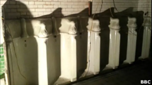 Orinales de un antiguo baño público en Londres.