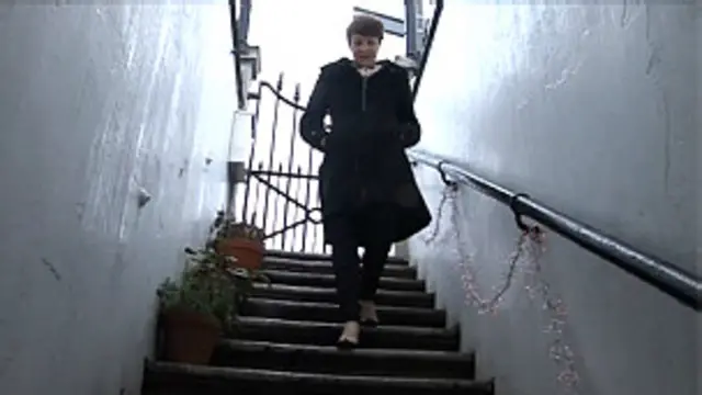 Laura Jane Clark bajando las escaleras, a su nuevo hogar.