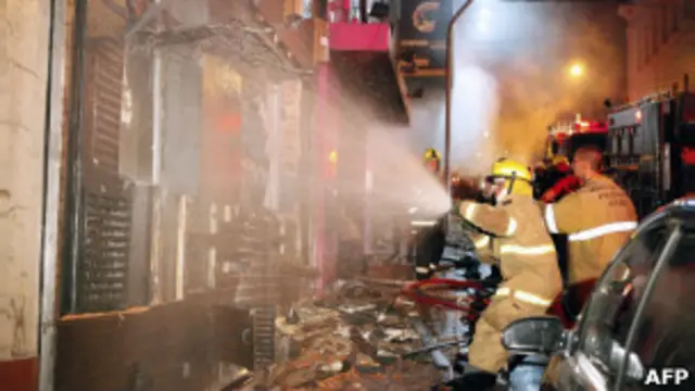 Bombeiros combatem o incêndio na boate Kiss