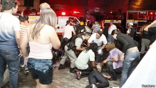 Пожарные у клуба в Бразилии