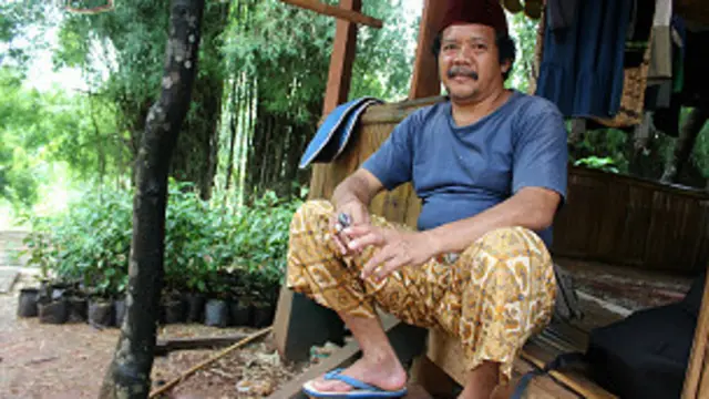 Cercaan dan hinaan acap dialami Bang Idin ketika pertama kali membersihkan bantaran Sungai Pesanggrahan dari tumpukan sampah.