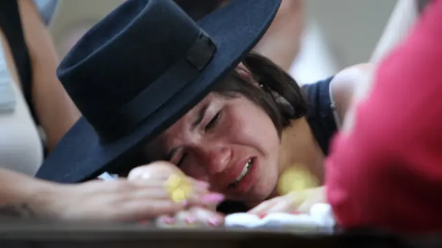 Sanak keluarga korban kebakaran di Santa Maria, Brasil