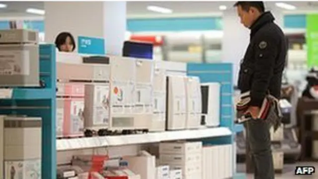 प्रदूषण की वजह से एयर प्यूरिफ़ायर की मांग काफ़ी बढ़ गई है.