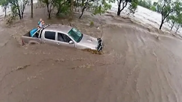 Banyak warga yang dievakuasi karena terjebak banjir.